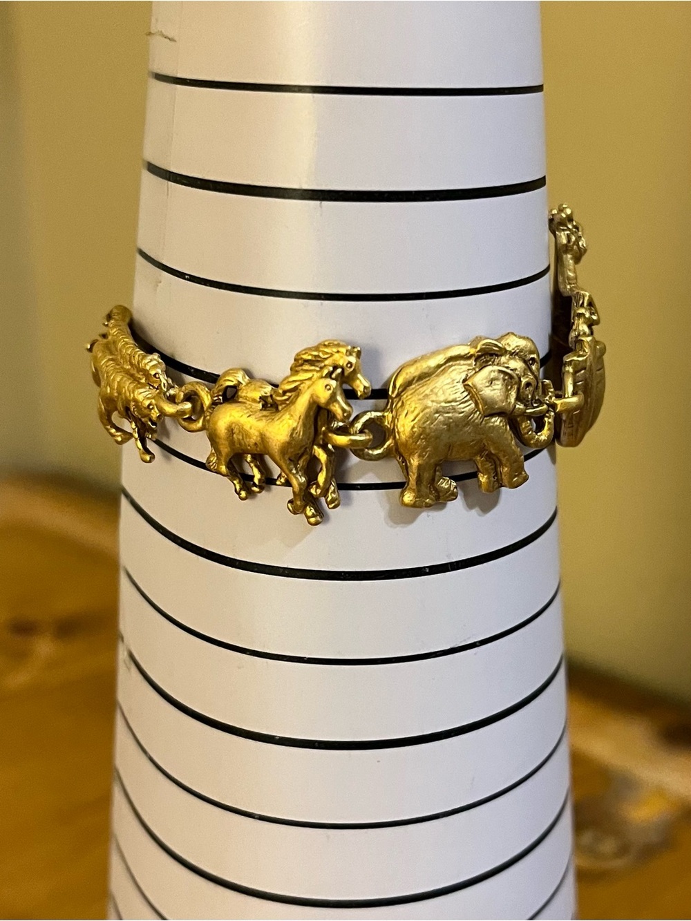 AJC signed Noah’s Ark bracelet in gold tone with a fold over clasp 6 1/4” - Picture 10 of 12